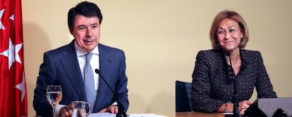 Ignacio González y Ana Isabel Mariño, durante la rueda de prensa.
