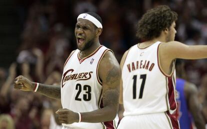 En 2007, LeBron celebra el pase de Cleveland a la final de la NBA con Verajao.