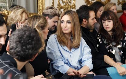 Julie Gayet, en el centro, en un desfile en París el pasado mes de enero.