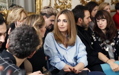 Julie Gayet, en el centro, en un desfile en Par&iacute;s el pasado mes de enero.