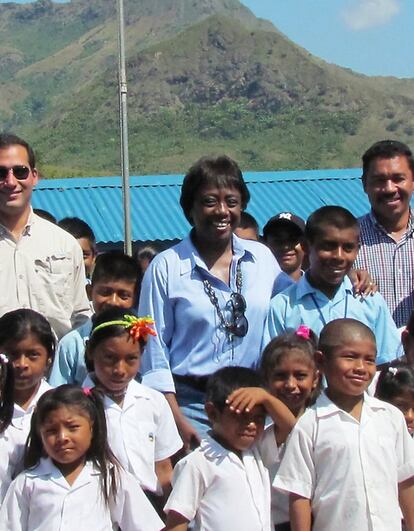 <strong>La ministra de Educación de Panamá ha abierto un proceso transformador y brilló en el Congreso de la Lengua.</strong> <p>Por <b>Álex Grijelmo</b> <p> Lucy Molinar agitaba antes el Gobierno panameño desde fuera y ahora lo hace desde dentro. En julio de 2009 pasó de la crítica a la paciencia: de periodista estrella en televisión y radio, a ministra de Educación. Durante su mandato ha abierto un gran proceso transformador, no exento de conflictos; pero el antagonismo le parece saludable. Además, ella y sus 1.200 profesores de español procedentes de toda Panamá agitaron también el Congreso Internacional de la Lengua celebrado en aquel país el pasado octubre. Lucy Molinar, de 50 años, es a la vez rigor y alegría, trabajo y baile, convicciones y diálogo, firmeza y seducción. Los conceptos en apariencia más contradictorios se agitan también en su interior y producen una mezcla caribeña llena de fuerza. <p> <hr /> <p> <strong> Álex Grijelmo es columnista de EL PAÍS</strong>