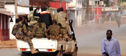 Patrulla militar por las calles de Bangui.