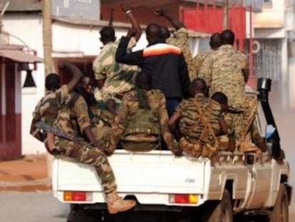Patrulla militar por las calles de Bangui.