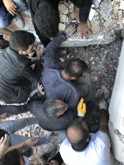 Personal de emergencias trabajan buscando supervivientes entre las ruinas de un edificio derruido tras el terremoto, en la ciudad de Esmirna (Turquía).