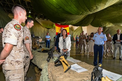 La ministra de Defensa, Margarita Robles, durante su visita al personal del Escuadrón de Apoyo al Despliegue Aéreo (EADA) y del Ala 31 el 21 de agosto en la base aérea de Zaragoza. 
