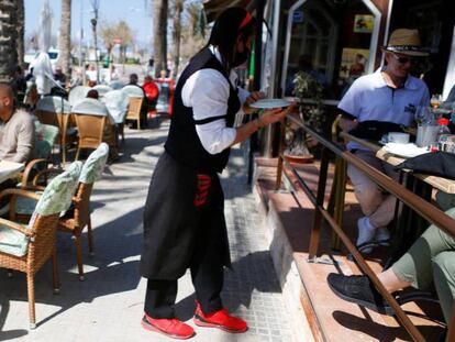 Turistas en una terraza en Palma de Mallorca