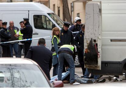 La policía investiga el lugar de la explosión junto al cuerpo del hombre que falleció.