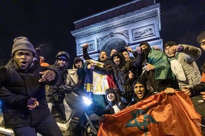 Aficionados franceses y marroquíes celebran el paso de sus selecciones a semifinales en los Campos Elíseos de París. EFE/EPA/CHRISTOPHE PETIT TESSON
