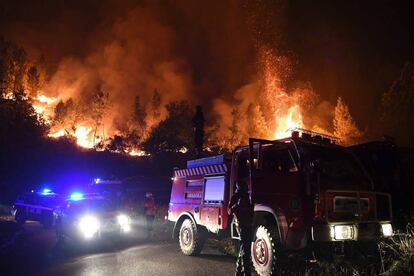 Varios camiones de bomberos trabajan en la extinción del incendio en Colmeal, el 21 de junio de 2017.