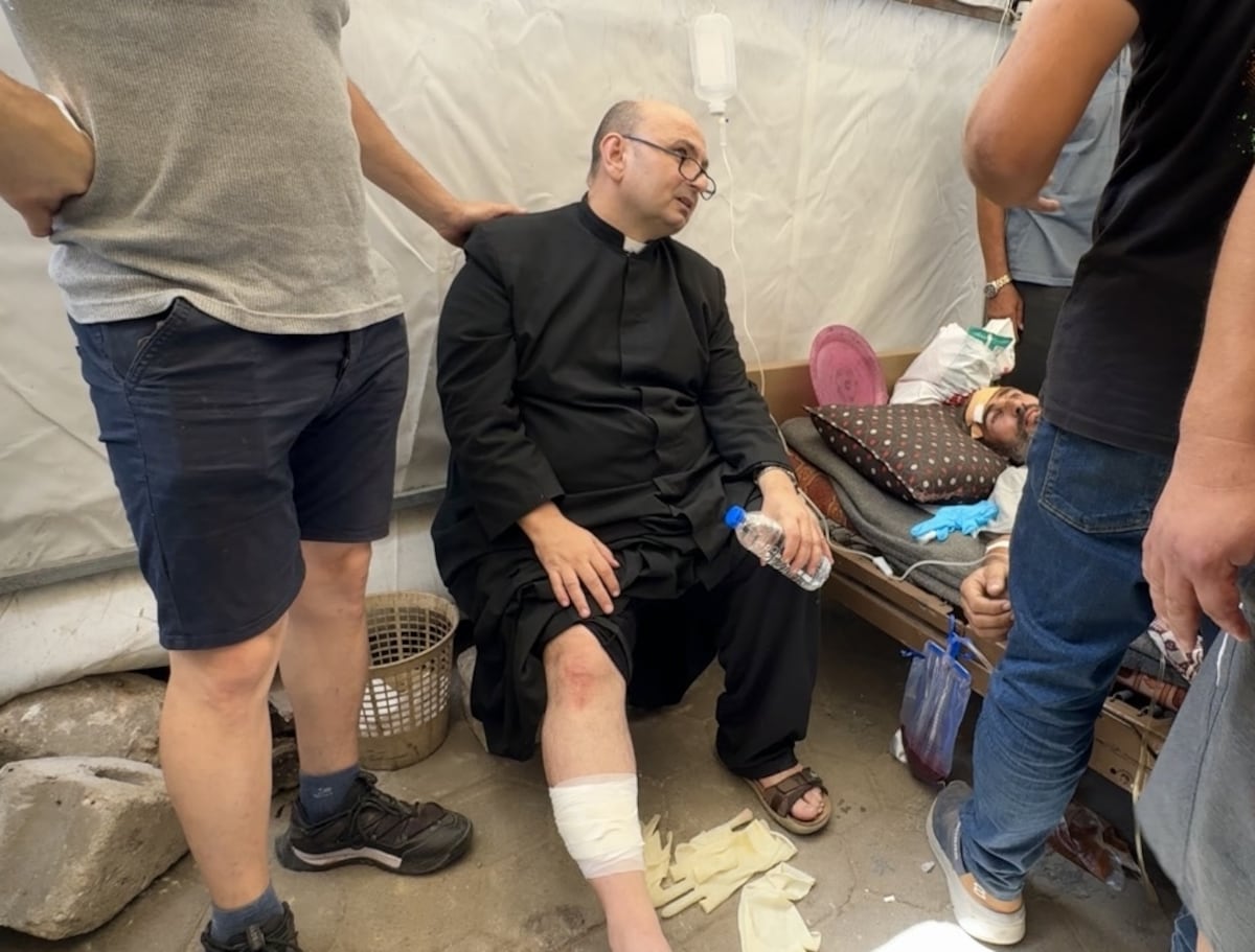 El ataque de Israel a la única iglesia católica de Gaza mata a dos mujeres