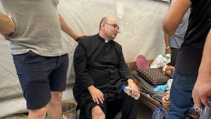 El padre Jebrail Romanelli, herido este jueves tras un ataque israelí contra la Iglesia de la Sagrada Familia en el este de la Ciudad de Gaza.
