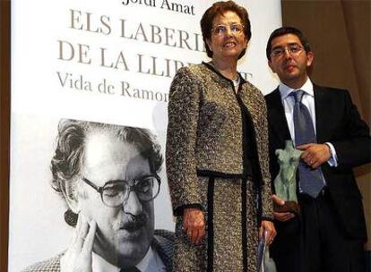 La viuda de Ramon Trias Fargas, Montserrat Trueta, con el biógrafo del político, Jordi Amat, en la presentación del libro ayer.