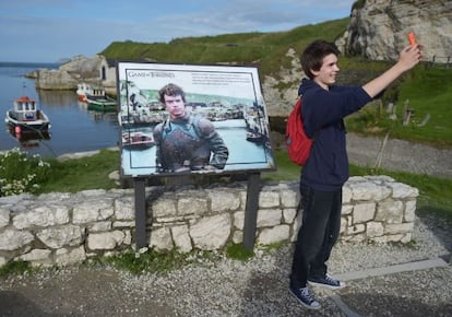 Un joven se saca un 'selfie' con uno de los personajes de 'Juego de Tronos' en Irlanda.
