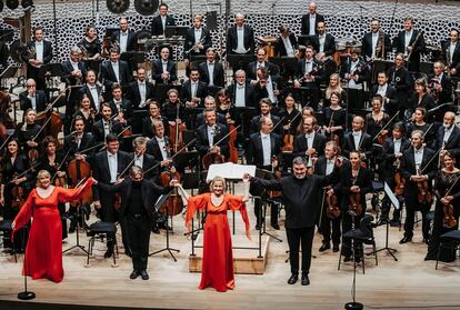 Anu Komsi, Esa-Pekka Salonen, Piia Komsi, Alan Gilbert y la Orquesta Elbphilharmonie de la NDR saludan en el ecenario al final del concierto.