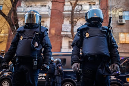 Dos agentes antidisturbios de la Policía Nacional, en el dispositivo desplegado en Madrid el pasado 18 de febrero para ejecutar un desahucio.