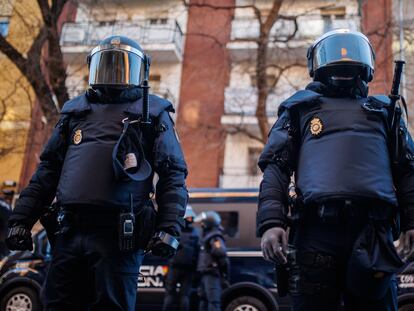 Dos agentes antidisturbios de la Policía Nacional, en el dispositivo desplegado en Madrid el pasado 18 de febrero para ejecutar un desahucio.