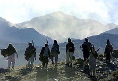 Guerrilleros antitalibanes, en un valle de la zona de Tora Bora tras un bombardeo de los B-52.