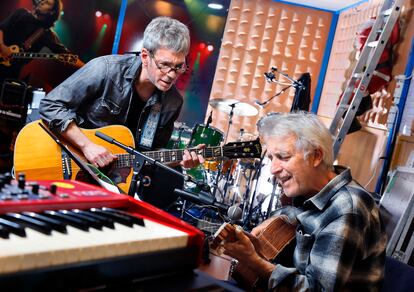 Ariel Rot, a la izquierda, y Kiko Veneno ensayan en el estudio Ritmo y Compás de Madrid, en diciembre de 2021.