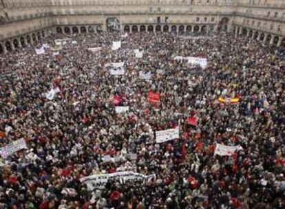 La Plaza Mayor de Salamanca, abarrotada por los manifestantes en contra de la subida de impuestos municipales.