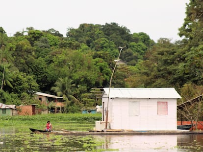 Morador usa canoa no bairro Colônia Antônio Aleixo, Zona Leste de Manaus. Amazonas vive crise tripla com inundações, ataques de criminosos e pandemia.