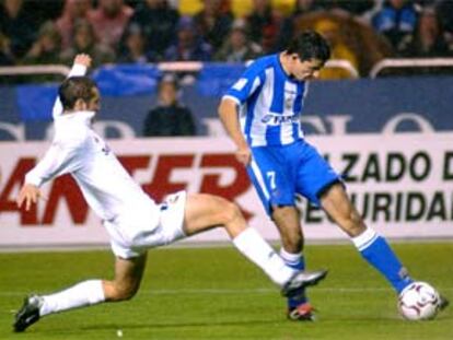 Helguera lanza su pierna para cortar el avance de Makay.