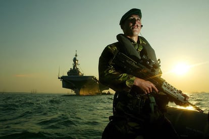 Un comando de la Marina vigila los barcos en las horas previas al acto. Se espera que 250.000 personas presencien la espectacular parada.