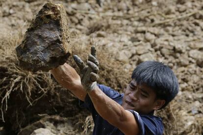 Un minero trabaja retirando piedras tras el derrumbe de una mina en Itogon (Filipinas), el 17 de septiembre de 2018.
