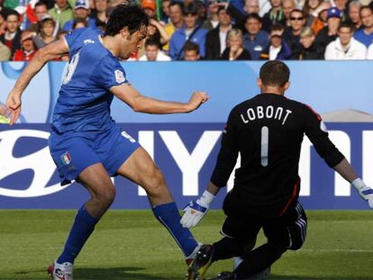 Luca Toni remata ante el meta de Rumania.