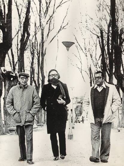 Una de las fotos más conocidas de Manu Leguineche, junto a Miguel Delibes (izquierda) y Francisco Umbral, en 1960 en Valladolid cuando trabajaban en 'El Norte de Castilla'.