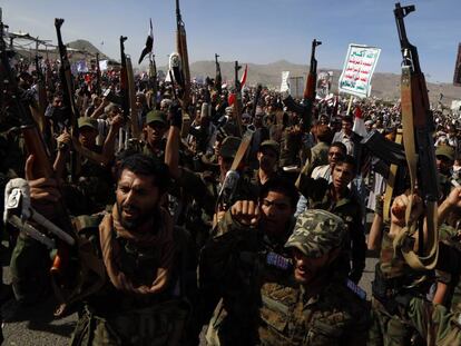 Milicianos Huthi durante una marcha el pasado marzo en Saná (Yemen).