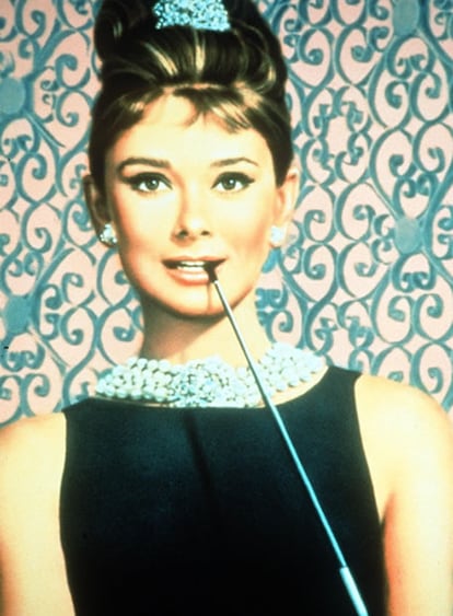 Audrey Hepburn ha sido elegida la actriz más guapa de la historia del cine de Hollywood, por delante de Angelina Jolie y de mujeres como Grace Kelly, Sophia Loren, Julia Roberts o Cameron Díaz, según una reciente encuesta publicada en el Reino Unido. La legendaria actriz protagonista de Sabrina (1954) y Desayuno con diamantes (1961), ganadora de un Oscar por Vacaciones en Roma (1953) y nominada en otras cuatro ocasiones, se ha impuesto en las votaciones a estrellas actuales tan populares como Jolie, en segundo puesto, que obtuvo un Oscar en 2000 por Inocencia interrumpida. Los encuestados justifican la elección de Hepburn como la más bella "en su cuerpo y en sus ojos almendrados", mientras que Jolie cuenta con el favor de los entrevistados más jóvenes. Para la directora de Salud y Belleza de la revista Vogue, Nicola Moulton, "por definición, una belleza cinematográfica debe ser espectacular en movimiento y no sólo en las fotografías".