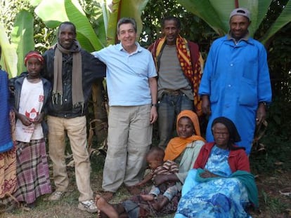 Xavier de las Cuevas junto con un grupo de pacientes y personal del hospital de Gambo, Etiop&iacute;a, donde ha estado como voluntario.