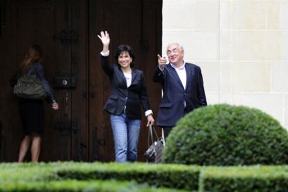 El exdirector del FMI y su mujer, Anne Sinclair, en el patio del edificio de la plaza de Los Vosgos, donde viven en París.