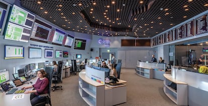 Sala de control del Centro Europeo de Operaciones Espaciales de la Agencia Espacial Europea en Alemania. 