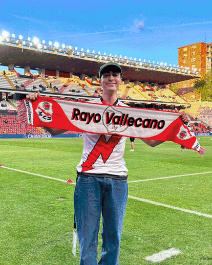 El 'streamer' Nil Ojeda posa con bufandas de equipos de LaLiga Santander en los estadios en los que completó el reto de la Jornada Imposible.