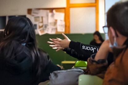 Los alumnos de 2º de la ESO del IES Valle de Aller debaten sobre los celos en una clase de educación sexual. 