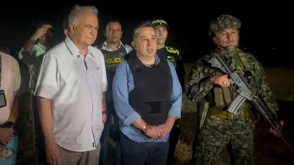Julio Cesar Triana, escoltado por el Ejército Nacional, tras el atentado.