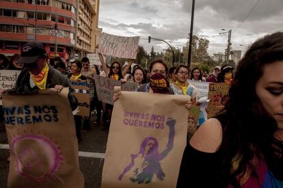 “Contra la violencia machista, ¡autodefensa feminista!” Bajo el nublado cielo andino, mujeres ecuatorianas abarrotaron la Avenida 10 de Agosto de Quito para dejar claro su mensaje contra la violencia de género.