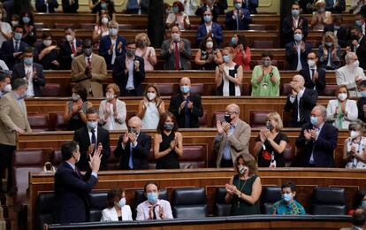 Aplausos en el Congreso, al iniciarse el pasado miércoles el pleno en el que el presidente Pedro Sánchez informó sobre los resultados del último Consejo Europeo.