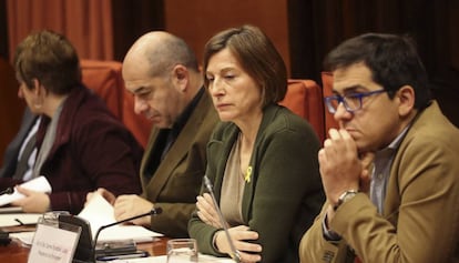 Carme Forcadell (c.) preside la diputaci&oacute;n permanente del Parlament.