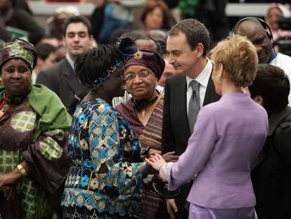 Zapatero y De la Vega (de espaldas) saludan a la Premio Nobel de la Paz Wangari Maathai.
