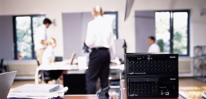 Trabajadores en la oficina de una peque&ntilde;a empresa.