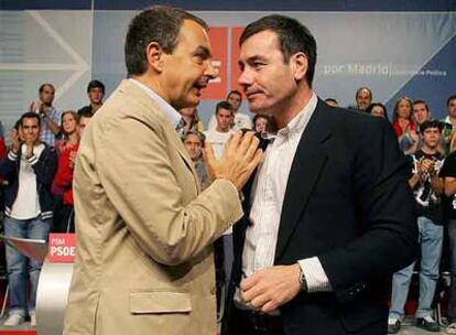 José Luis Rodríguez Zapatero y Tomás Gómez conversan antes de sus intervenciones.