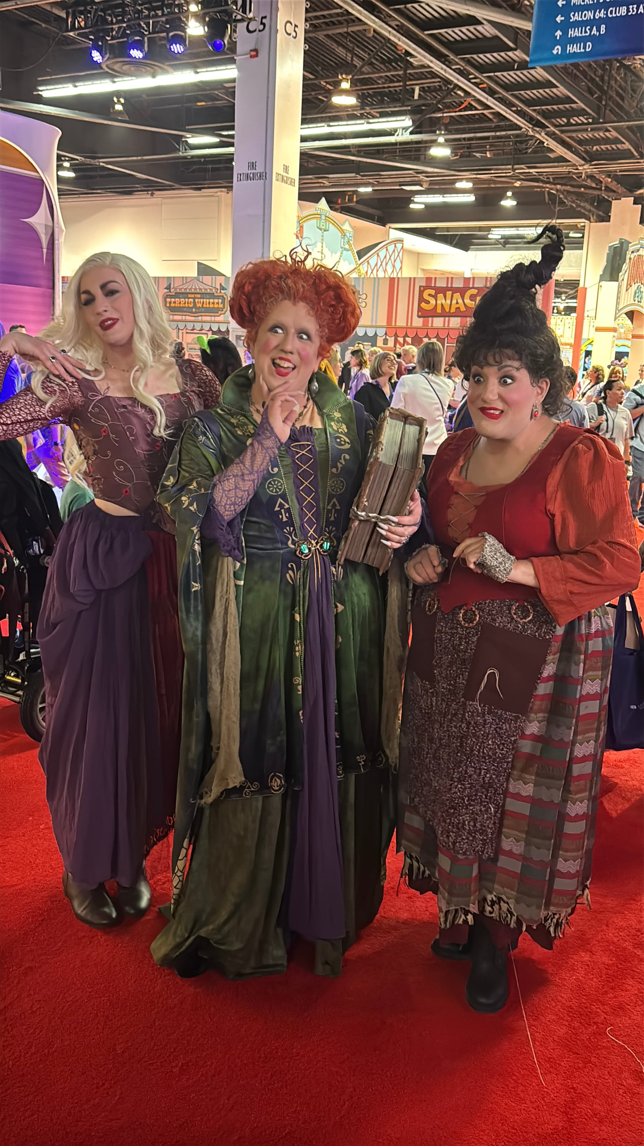 Tres asistentes al D23 con disfraces como los de Sarah Jessica Parker, Bette Midler y Kathy Najimy en la película de Disney de 1993 'El retorno de las brujas'.