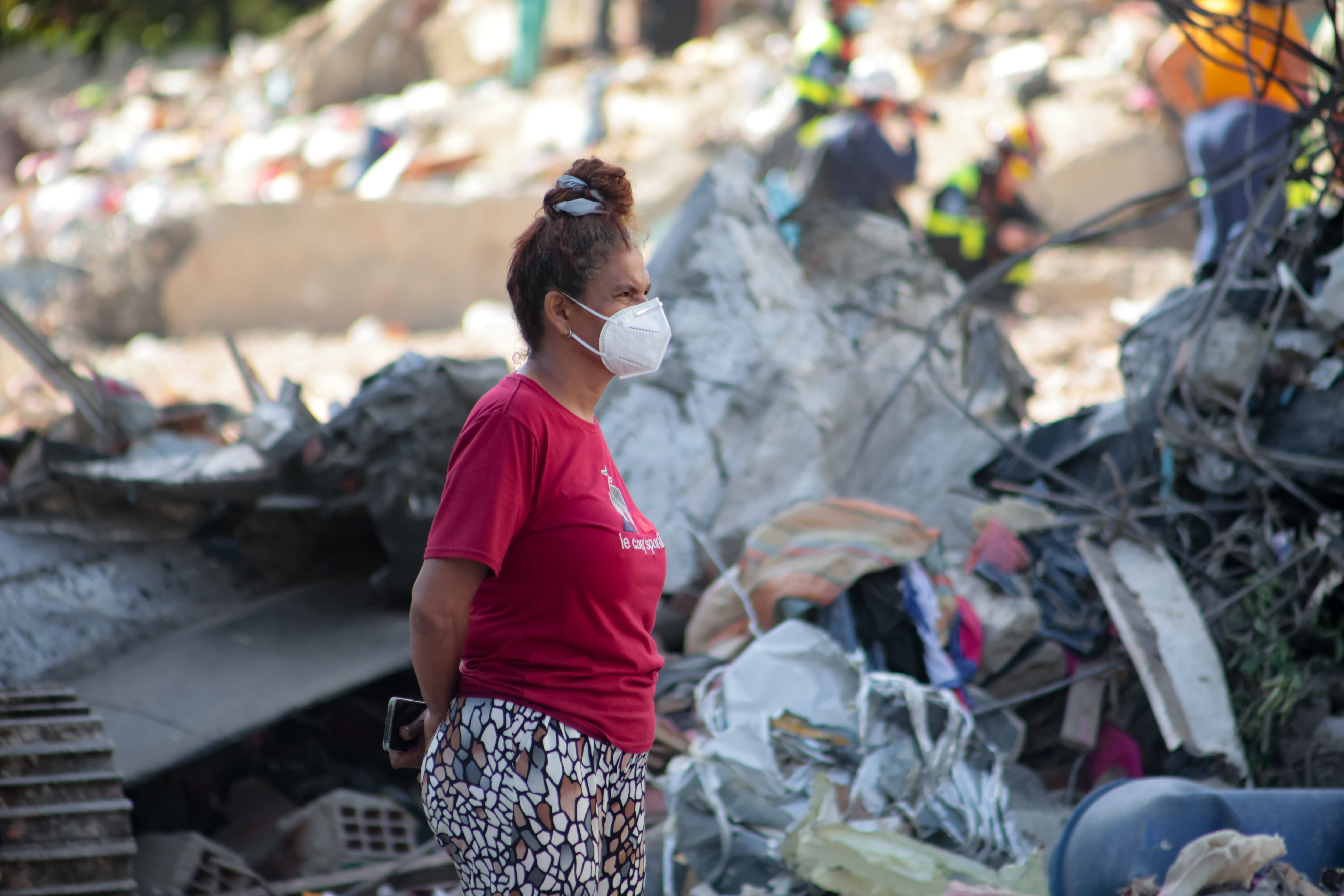 Una mujer observa las tareas de rescate en La Guaira, el 1 de julio.