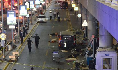 En la imagen muestra las personas heridas en el suelo en la terminal del aeropuerto de Estambul, después de dos explosiones seguidas y de ráfagas de disparos efectuadas por tres terroristas suicidas.