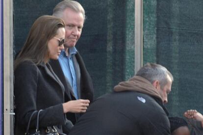 Angelina Jolie con su padre, Jon Voight, en Venecia, el domingo 21 de febrero de 2010