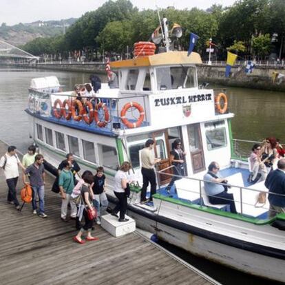 Profesores participantes en Edublogs toman en Bilbao el barco que les trasladó a la sede de la reunión en Getxo.