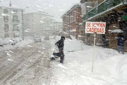Una mujer cruza una calle de Reinosa (Cantabria), el pasado viernes, bajo una intensa nevada.
