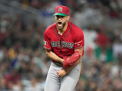 El 'pitcher' mexicano Patrick Sandoval, en el partido contra Japón, en el Clásico Mundial de Béisbol.